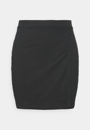 Saia mini justa preta feita de algodão com elasticidade, apresentando um detalhe drapeado lateral e uma cintura suave, com uma bainha que fica acima do joelho.