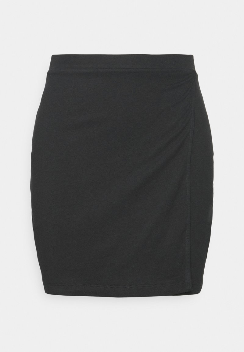 Saia mini justa preta feita de algodão com elasticidade, apresentando um detalhe drapeado lateral e uma cintura suave, com uma bainha que fica acima do joelho.