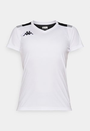 Camiseta atlética branca feita de tecido leve. Apresenta um decote em V, mangas curtas e pormenores em preto nos ombros. Logótipo da Kappa no peito.