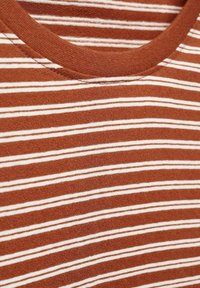 Camiseta de rayas marrón con rayas horizontales blancas, con un cuello redondo acanalado y una tela suave y texturizada.