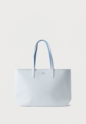 Borsa tote in pelle azzurro chiaro con texture, dotata di due manici e piccolo logo goffrato centrato vicino alla parte superiore.