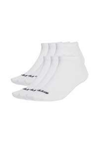 Seis pares de calcetines cortos blancos con branding negro en los dedos, dispuestos en dos filas superpuestas sobre un fondo blanco.