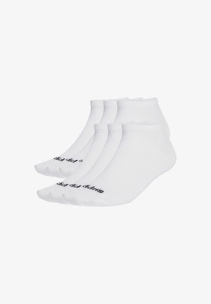 Seis pares de calcetines cortos blancos con branding negro en los dedos, dispuestos en dos filas superpuestas sobre un fondo blanco.
