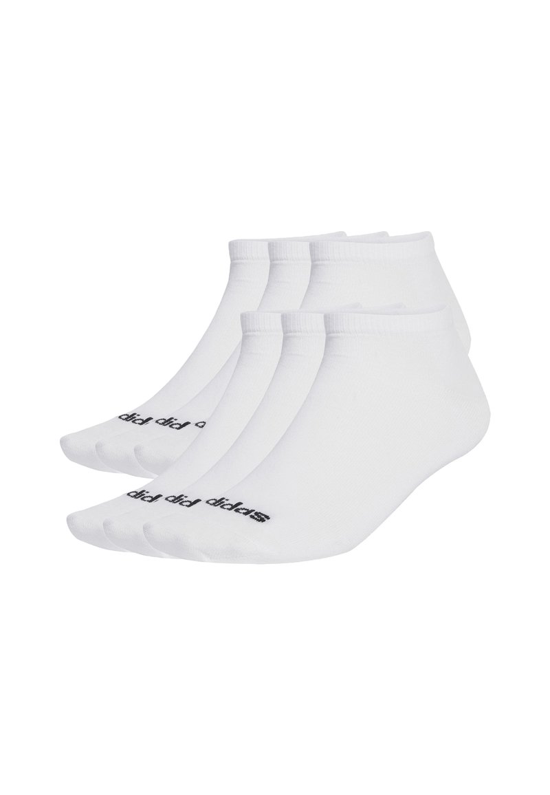 Seis pares de calcetines cortos blancos con branding negro en los dedos, dispuestos en dos filas superpuestas sobre un fondo blanco.