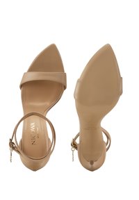 Beige hak sandalen met scherpe neus, gladde leren banden, enkelband met hardwareaccent en een slanke stilettohak.