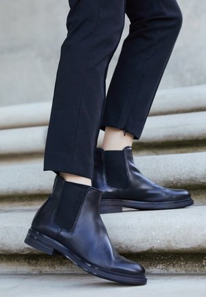 PAULA - Stiefelette - black