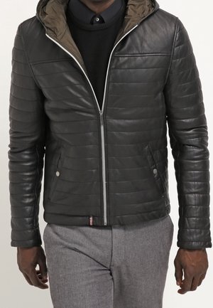 Schwarze Lederjacke mit einem gesteppten Design, silbernem Reißverschluss und olivgrüner Kapuzenfutter. Verfügt über Seitentaschen und dezente Logodetails.