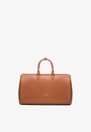 Bolsa de lona de cuero marrón con asas dobles, logotipo de la marca dorado "WITTCHEN" centrado en el frente, forma rectangular estructurada.