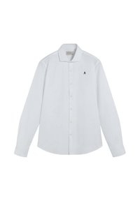 Camisa blanca de manga larga con frente abotonado, un cuello clásico y un pequeño logo de calavera negra en la parte superior izquierda del pecho.