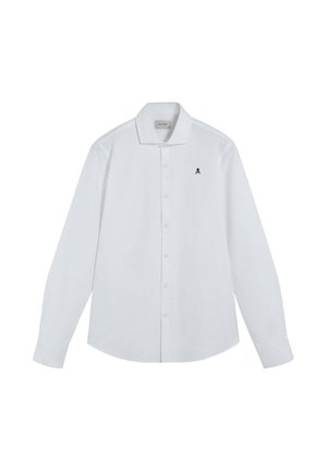 Camisa blanca de manga larga con frente abotonado, un cuello clásico y un pequeño logo de calavera negra en la parte superior izquierda del pecho.