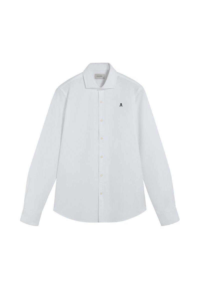 Camisa blanca de manga larga con frente abotonado, un cuello clásico y un pequeño logo de calavera negra en la parte superior izquierda del pecho.