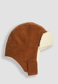 Cappello di corda marrone con un rivestimento bianco peloso e orecchie. Presenta una chiusura a linguetta sul lato. Progettato per il calore e il comfort.