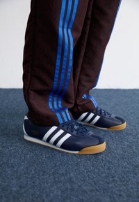 Izbrano, night indigo/white/gum