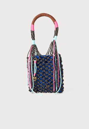 Geweven handtas met een blauwe stoffen body, zwarte gevlochten accenten en meerkleurige banden. Beschikt over een gebogen handvat en decoratieve franjes.