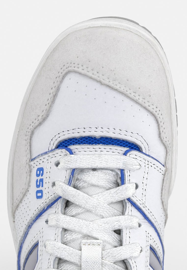 Białe sneakersy z niebieskimi akcentami, z górną częścią wykonaną z gładkiej skóry, z perforowanym przodem oraz płaskimi sznurowadłami. Widoczny numer modelu "650".