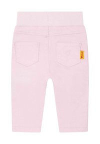 Pantalon en denim rose clair avec une taille élastique, deux poches arrière et une étiquette jaune. Texture lisse avec une coupe droite.
