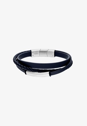 Marineblaues Lederarmband mit geflochtener Textur und einem Silberfarbigen Metallverschluss. Es weist glatte und strukturierte Elemente auf und schafft ein geschichtetes Design.