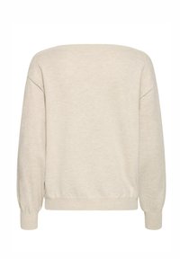 Világos bézs pulóver hosszú ujjal, leengedett vállakkal, bordázott mandzsettával és lekerekített nyakkivágással. Puha, sima textúra.