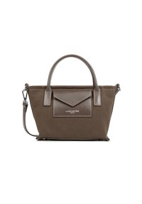 Borsa a mano in tela marrone con accentuazioni in pelle sintetica, doppio manico e tracolla removibile; presenta una tasca frontale con pattina e dettagli del logo.