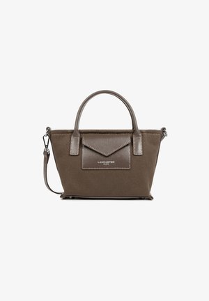 Borsa a mano in tela marrone con accentuazioni in pelle sintetica, doppio manico e tracolla removibile; presenta una tasca frontale con pattina e dettagli del logo.
