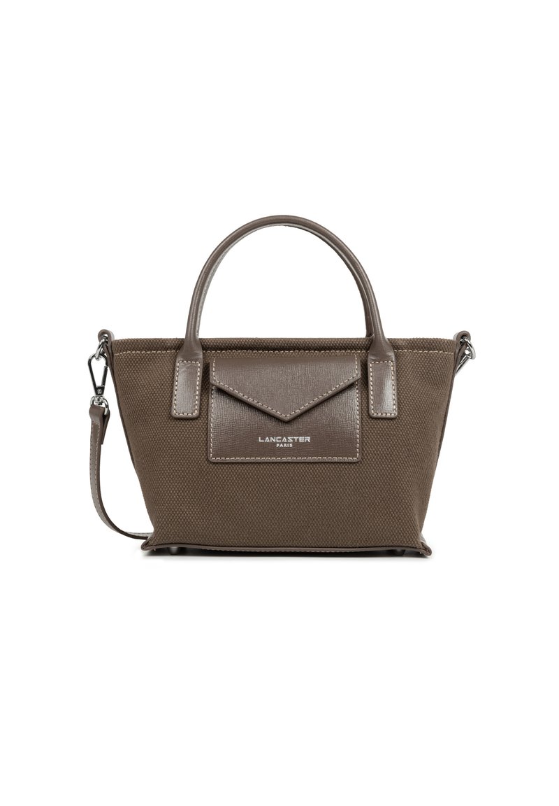 Borsa a mano in tela marrone con accentuazioni in pelle sintetica, doppio manico e tracolla removibile; presenta una tasca frontale con pattina e dettagli del logo.