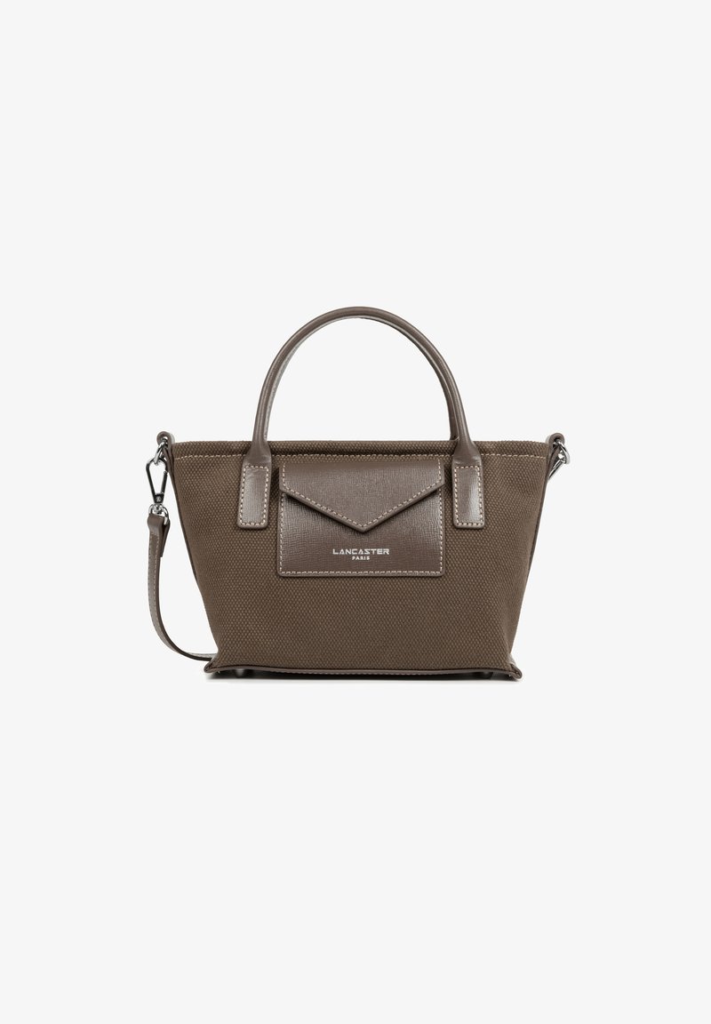 Borsa a mano in tela marrone con accentuazioni in pelle sintetica, doppio manico e tracolla removibile; presenta una tasca frontale con pattina e dettagli del logo.