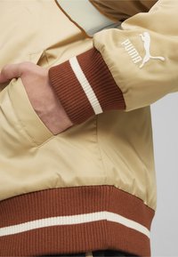 Puma FOR THE FANBASE VARSITY - Bomber Jacket - prairie tan