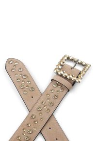 Cintura in pelle beige con strass oro lungo il cinturino e una fibbia quadrata decorativa adornata con strass più grandi.