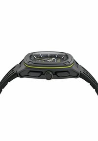 Melnas gumijas pulksteņs ar taisnstūra seju, zaļš akcentu ap bezel, teksturētu siksniņu un trim subdialiem uz melna fona.