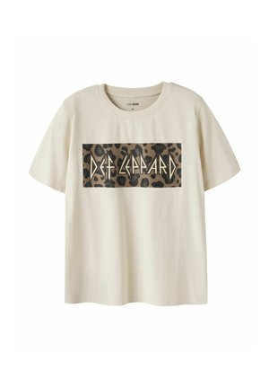 Kremfarvet T-shirt med korte ærmer med en leopardprint rektangel og "Def Leppard" tekst i en stiliseret skrifttype på fronten.