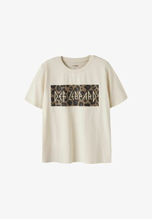 Kremfarvet T-shirt med korte ærmer med en leopardprint rektangel og "Def Leppard" tekst i en stiliseret skrifttype på fronten.