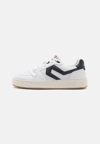 Hvite lær sneakers med svart logo detalj, teksturert overflate, rund tå og en lys gummisåle. Minimalistisk design med lisser.