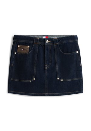 Kratka jeans krilo v temno modri barvi z kontrastnim zlato-rumenim šivom, z žepi spredaj in majhnim žepkom z logotipom.