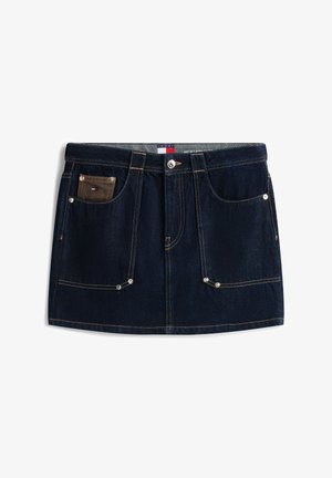 Sötétkék farmerrövidnadrág kontrasztos arany varrással, elől zsebekkel és egy kis logós díszítésű cipzáras zsebbel.