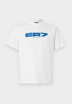 T-shirt en coton blanc avec un logo EA7 bleu, col rond, manches courtes et texture lisse.