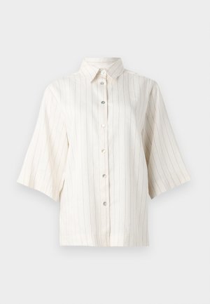 Chemise à manches courtes, boutonnée, en beige clair avec des rayures verticales marron, dotée d'un col évasé et de cinq boutons sur le devant.