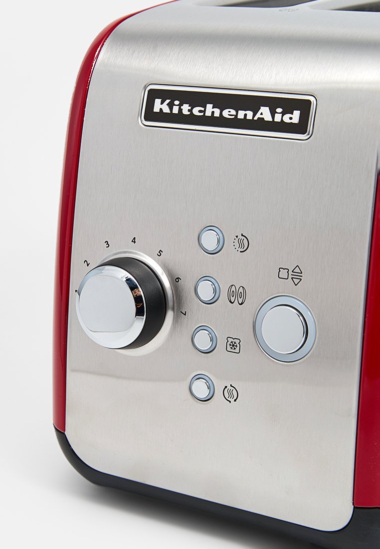 KitchenAid Toaster mit einem Gehäuse aus Edelstahl, roten Akzenten, einem Wählrad mit sieben Einstellungen und mehreren Funktionstasten für verschiedene Toastoptionen.
