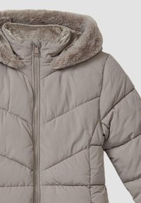 Padded jacket w jasnym taupe z kapturem wyłożonym sztucznym futrem, zamkiem błyskawicznym oraz wzorem w zygzaki zapewniającym izolację i ciepło.