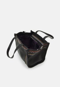 Schwarze Leder-Tote-Bag mit offenem Oberteil, verziert mit bunten gestickten Akzenten am Rand und einer glatten, strukturierten Oberfläche.