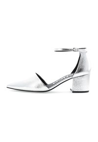 Chaussure à talon haut argentée avec un bout pointu, une finition texturée, une sangle à la cheville et un design de talon bloc. Semelle plate noire.