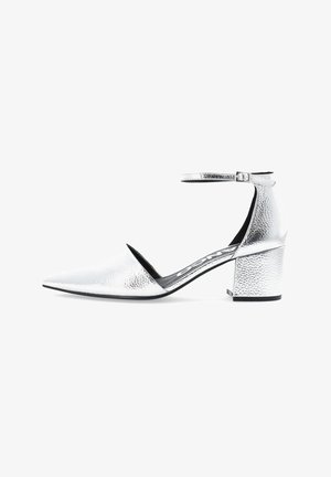 Scarpa con tacco alto argento, punta affusolata, finitura testurizzata, cinturino alla caviglia e design con tacco blocco. Suola nera piatta.