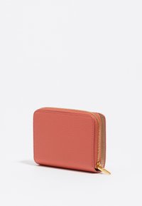 Cartera rectangular hecha de cuero texturizado color coral con un cierre dorado. Presenta un interior suave y bordes redondeados para un diseño compacto.