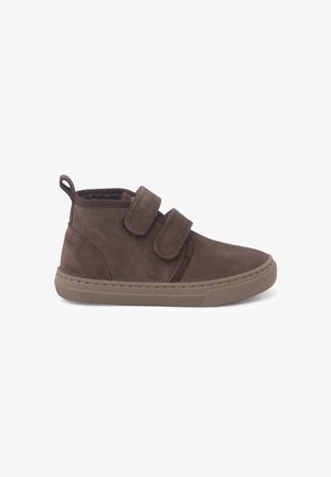 Bottines en suede marron avec deux straps Velcro, semelle en caoutchouc, bout arrondi et accents cousus ; doublure intérieure douce pour le confort.