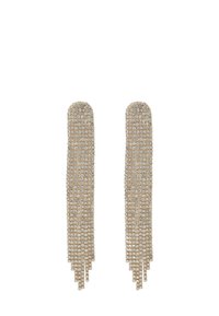 De longues boucles d'oreilles dorées avec des rangées en cascade de petits strass transparents, présentant un sommet lisse et arrondi et un design à franges.