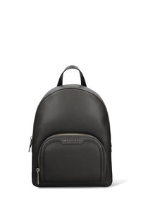 Zaino in pelle nera dalla forma arrotondata, superficie strutturata, tasca frontale con zip e manico superiore per il trasporto. Rifinito con dettagli in oro.