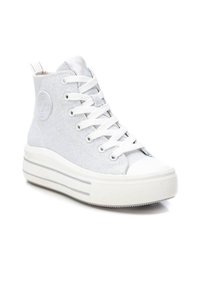 Zapatillas altas en lona gris claro con suela de goma blanca, puntera redonda, cordones planos y logo en el lado exterior. Presentan una entresuela rayada.