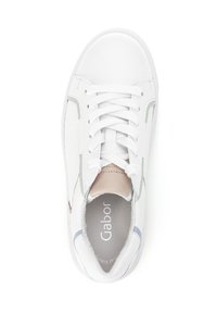 Witte sneaker van getextureerd leer, met veters, een beige accent bij de hiel en groene en lichtblauwe details aan de zijkanten.