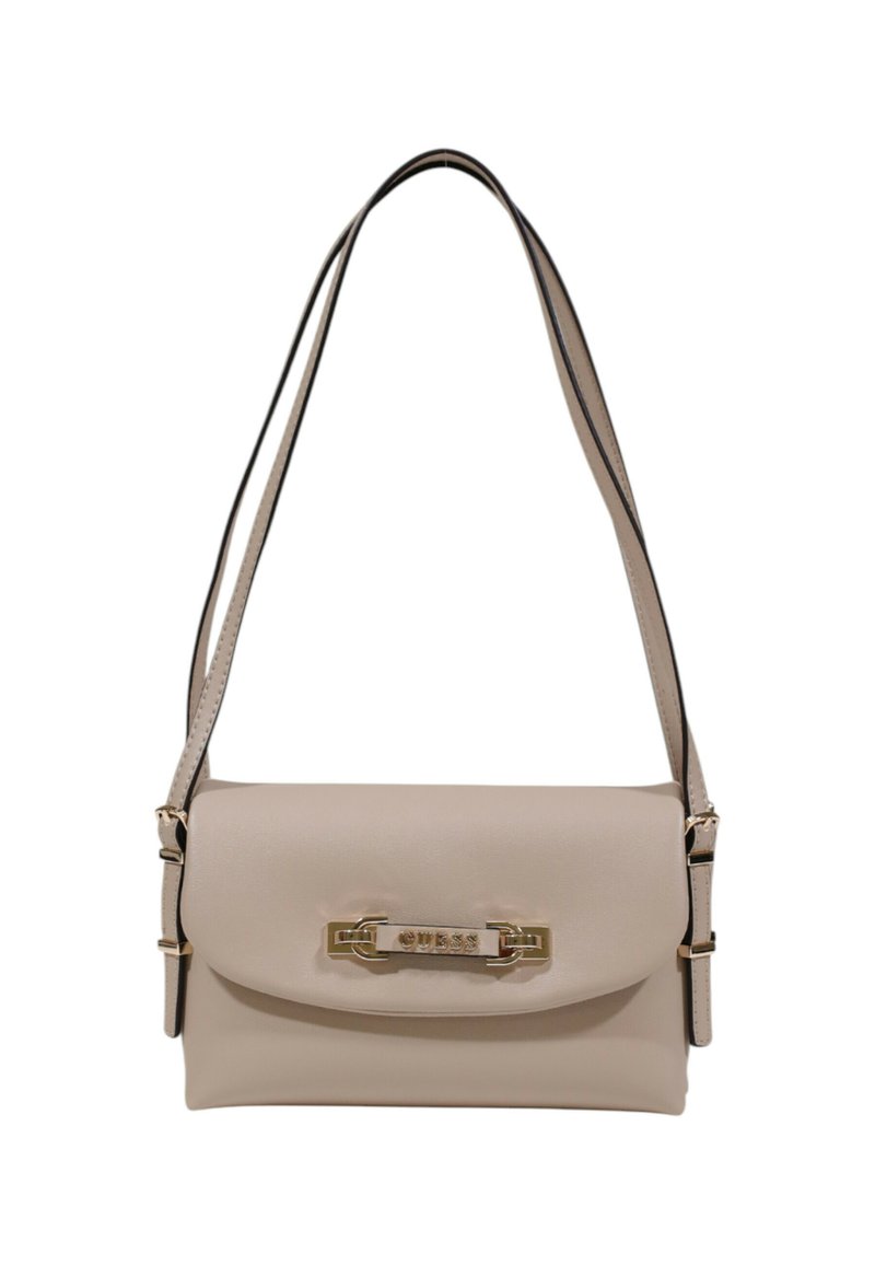 Borsa a mano in pelle beige con chiusura a patta, hardware dorato e una tracolla regolabile con dettagli neri. Forma rettangolare compatta.