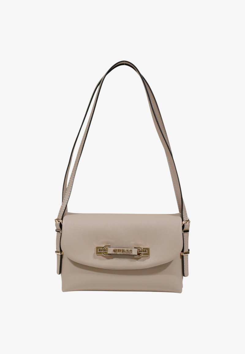 Sac à main en cuir beige avec un rabat, ferrures dorées et une bandoulière ajustable avec accents noirs. Forme rectangulaire compacte.