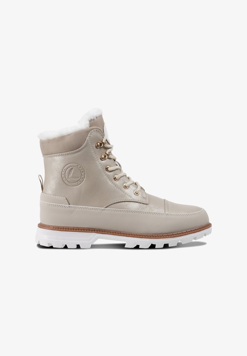 Beige vedenpitävä nilkkabooti, jossa on keinoturkkivuori, kultaiset metalliosat ja valkoinen kumipohja. Sivulla on pyöreä logo.